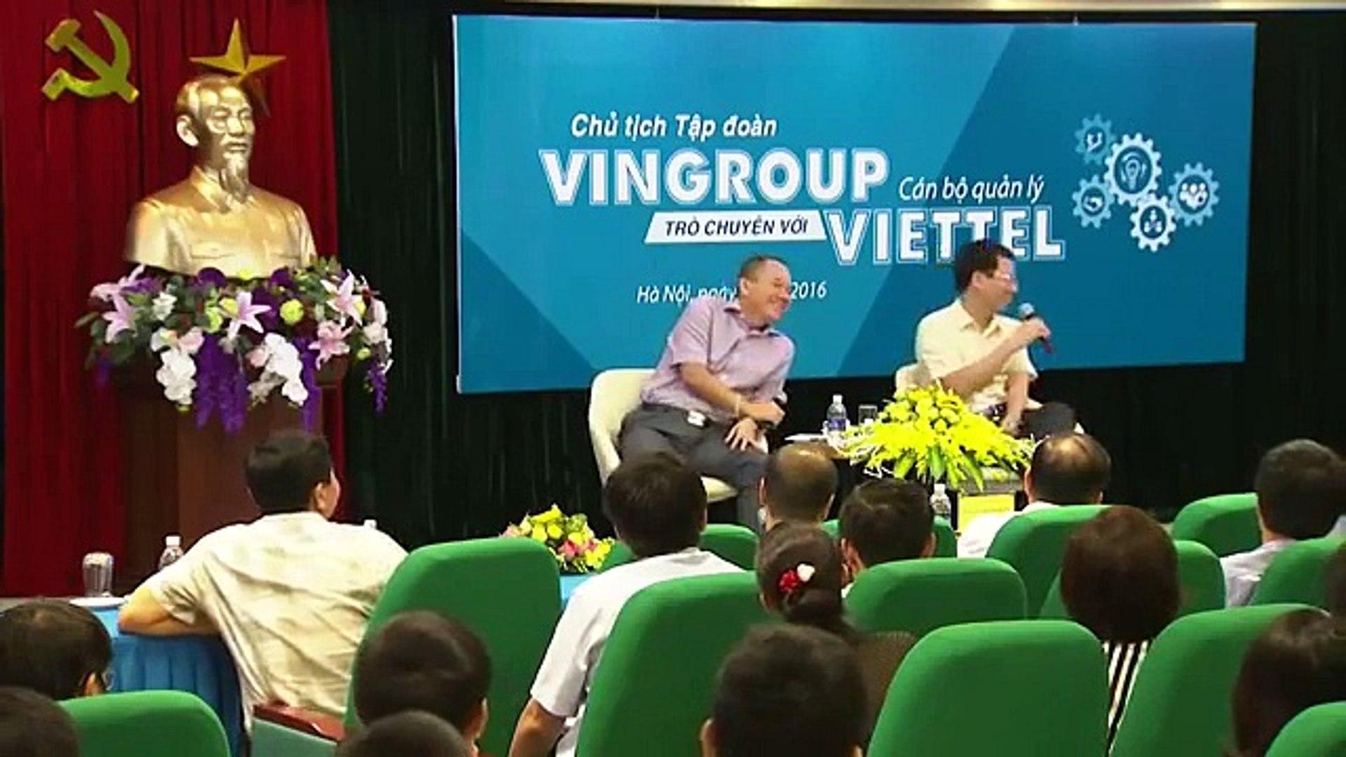 Le milliardaire Phạm Nhật Vượng (à gauche) sur un panel de conférence avec Nguyễn Mạnh Hùng (à droite) — l’ancien PDG de Viettel (maintenant ministre de l’Information et des Communications du Vietnam). À leur côté, une statue de Hồ Chí Minh et le symbole du marteau et de la faucille.